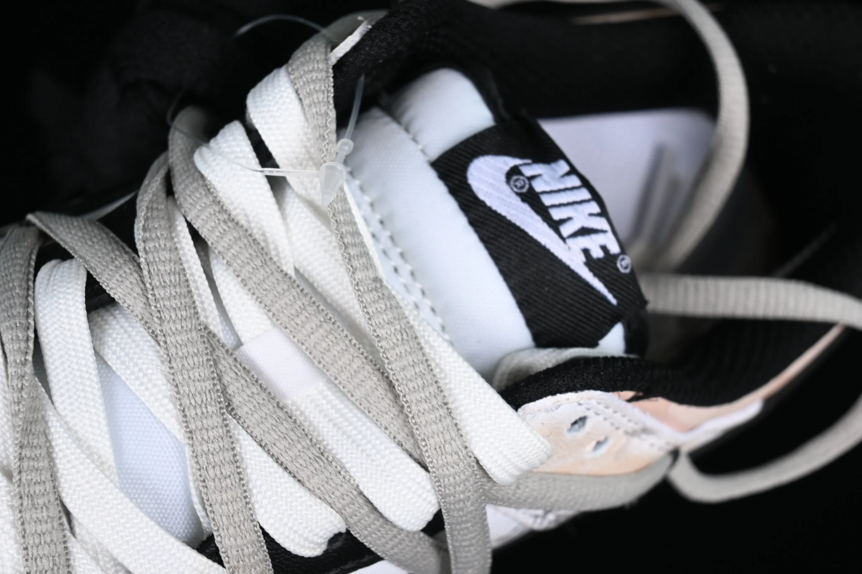 All Categories Nk SB Dunk Series Nk SB Dunk Low Low-top sneakers Customized large box Nk Dunk Low DaVinci custom Robinson SB strappy low-top casual sneakers CW1590-100